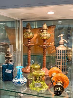 de nombreux vases en verre exposés dans une vitrine