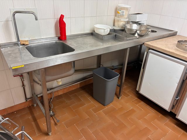 Plonge inox un bac avec égouttoir et TVO droit. Avec pied de comm...