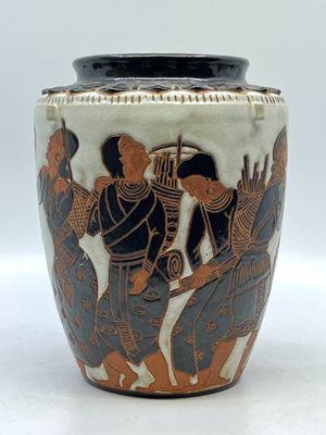 un vase sur lequel est représenté un groupe de personnes