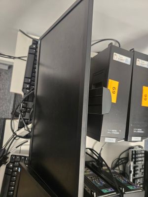 beaucoup de matériel informatique qui prend la poussière sur une étagère