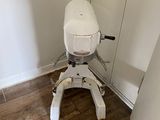 des toilettes situées dans un coin d'une pièce au sol en parquet