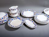 plusieurs assiettes et tasses posées sur une table