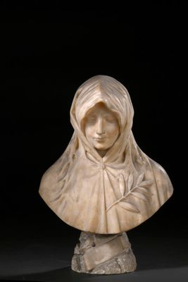 un buste en marbre blanc représentant une femme portant une capuche