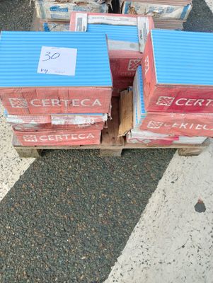 de nombreux cartons posés sur une palette dans la rue