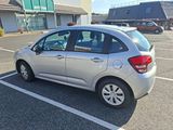 une voiture argentée garée dans un parking