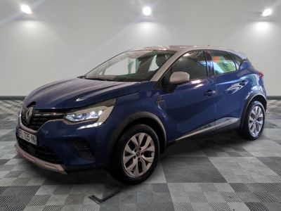 une voiture bleue garée dans une pièce au sol en damier