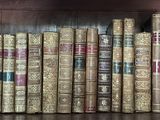 beaucoup de vieux livres sur une étagère dans une bibliothèque