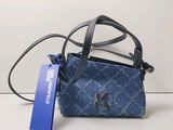 un sac à main bleu muni d'une étiquette, posé sur une table