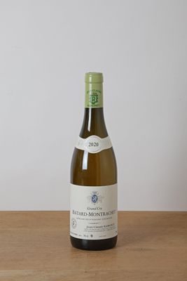 une bouteille de vin blanc posée sur une table en bois