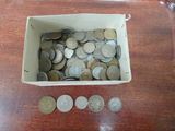 une boîte remplie de pièces de monnaie posée sur une table