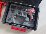 une boîte à outils avec des outils à l'intérieur sur le sol