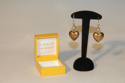 Paire de pendants d'oreilles en métal doré et laiton retenan…