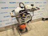 un gros plan d'une machine posée sur un socle devant un mur