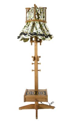 une lampe posée sur un support en bois