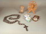 un chapelet, une croix et d'autres objets religieux posés sur une table