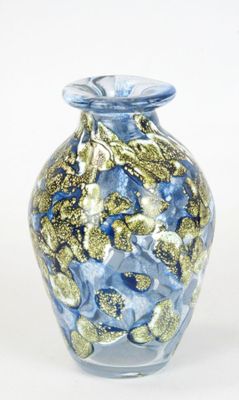 un vase en verre orné d'un motif bleu et or