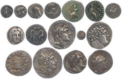 un assortiment de pièces de monnaie romaines antiques sur fond blanc