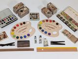 une image représentant un ensemble de matériel artistique, comprenant notamment une palette, des crayons, des gommes et d'autres articles