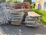un tas de métal et de bois posé au bord de la route