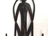 une image représentant une sculpture en bois d'un homme tenant un bateau
