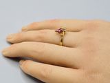 une image représentant la main d'une femme avec une bague au doigt