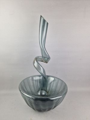 un bol en verre orné d'un motif en spirale