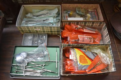une boîte contenant de nombreux ustensiles de cuisine de toutes sortes