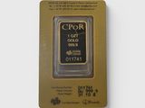 un lingot d'or dans un emballage, sur fond blanc