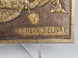 a metal plaque with a picture of a cat on it