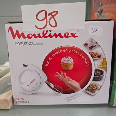 packaging of a red and white cake pan with a cupcake on it