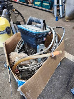une boîte avec un tas d'outils à l'intérieur