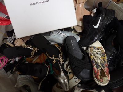 une pile de chaussures et des chaussures qui se trouvent dans un panier