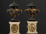 paire d'urnes anciennes en bronze et marbre, posées sur des socles en marbre