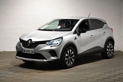Le nouveau SUV Renault C-HR est garé dans le garage.