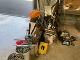 un garage avec beaucoup d'outils et des outils sur le sol