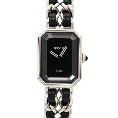une photo d'une montre noire et argentée dotée d'un bracelet à maillons