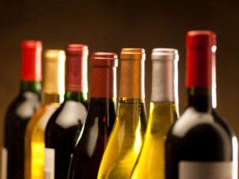 des bouteilles de vin alignées sur une table