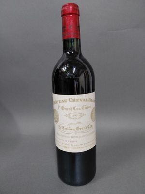 une bouteille de vin rouge posée sur une table