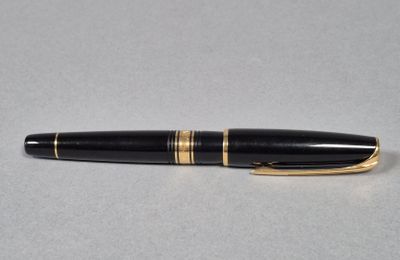 WATERMAN Stylo plume en résine noire et métal doré, la plume…