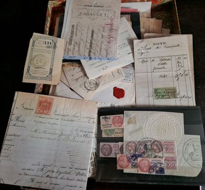 1 ensemble de vieux papiers et documents fiscaux français.