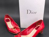 Escarpins rouges Christian Dior avec des détails dorés