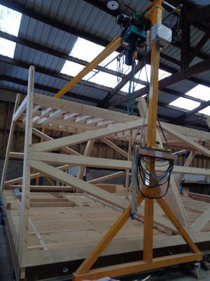 une grue installée dans un bâtiment en cours de construction