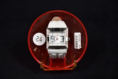 une montre posée sur un objet rouge