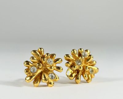 une paire de boucles d'oreilles en or et diamants sur fond blanc