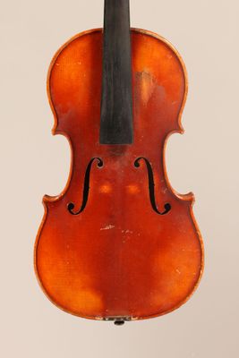 un vieux violon avec un archet accroché à son dos