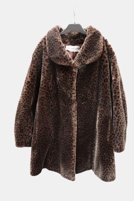 manteau marron à imprimé léopard sur un cintre, sur fond blanc