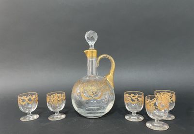 quatre verres et une carafe posés sur une table