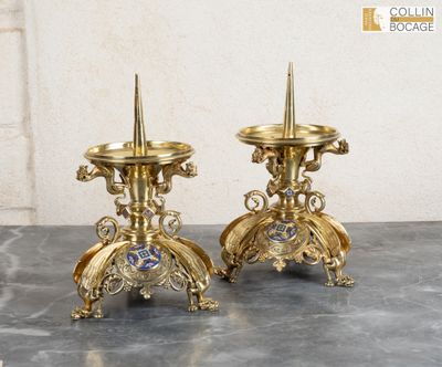 deux bougies posées sur une table