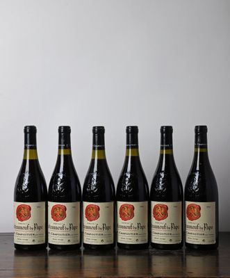 six bouteilles de vin alignées sur une table en bois