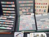 plusieurs types de timbres différents sur une table